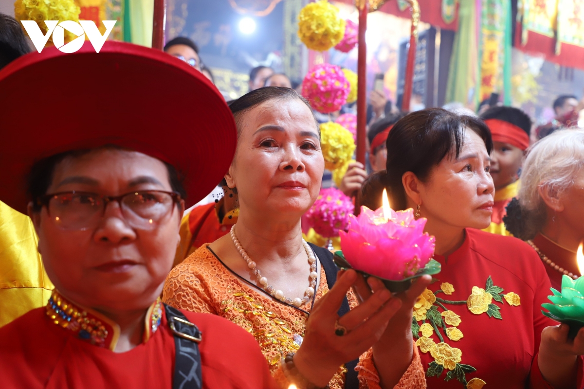 le ruoc duoc phu day ngon lua thieng giua long di san hinh anh 4