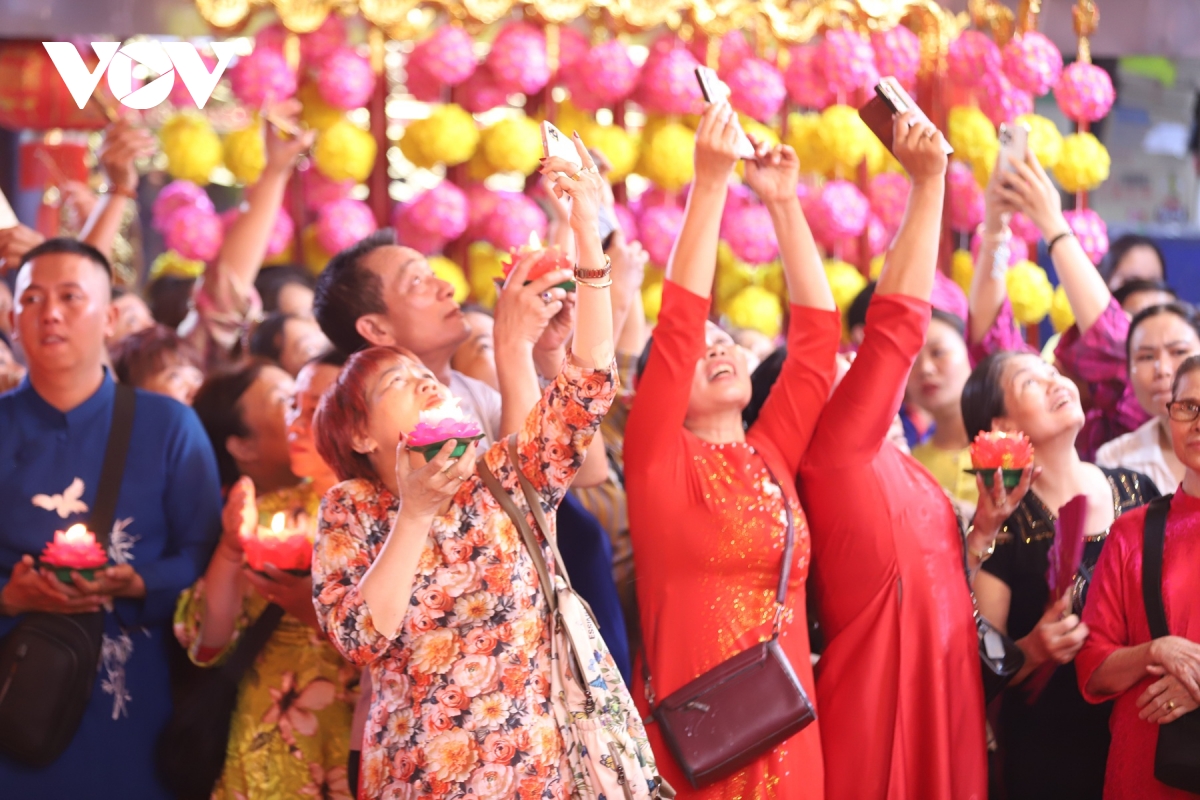 le ruoc duoc phu day ngon lua thieng giua long di san hinh anh 5