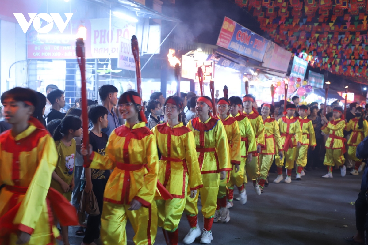 le ruoc duoc phu day ngon lua thieng giua long di san hinh anh 8