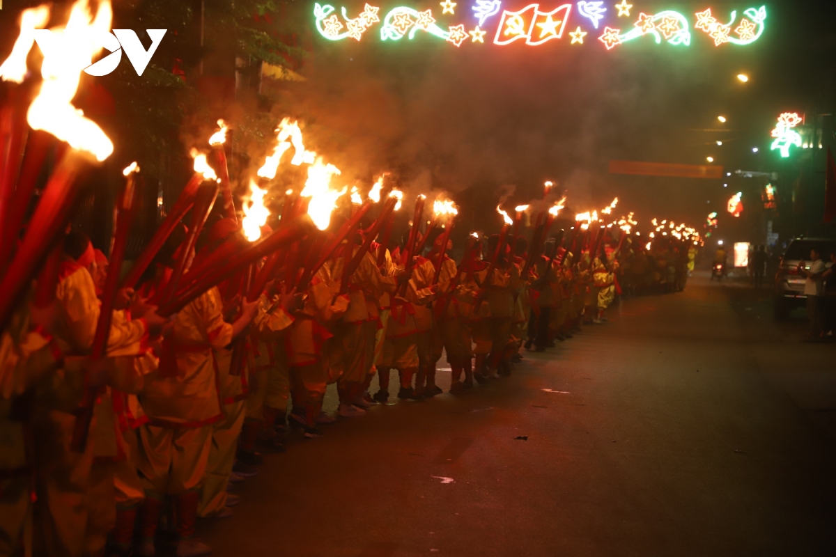 le ruoc duoc phu day ngon lua thieng giua long di san hinh anh 9