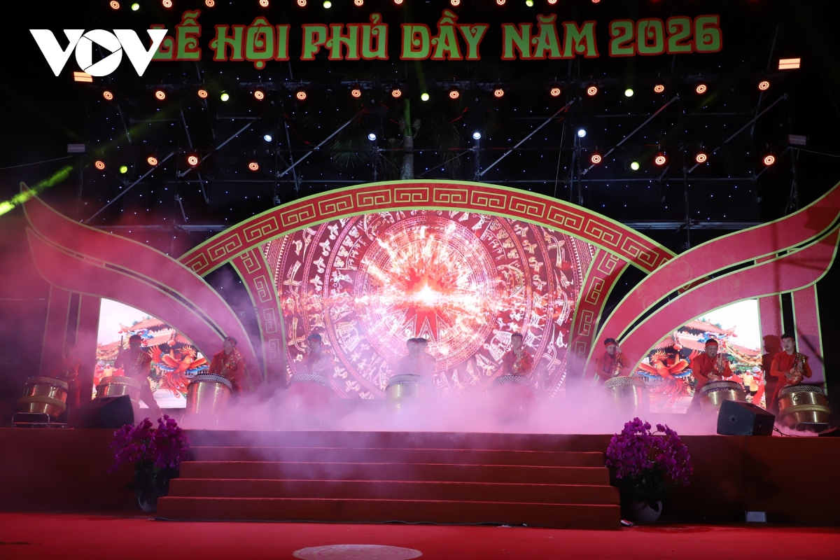 le ruoc duoc phu day ngon lua thieng giua long di san hinh anh 1