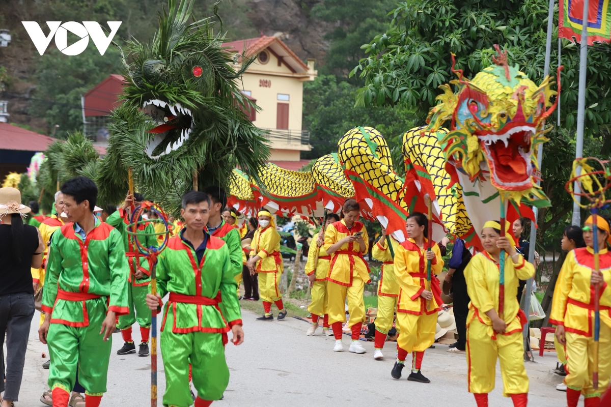 sac mau thang ba o phu day goi tron chan tam trong le ruoc thinh kinh hinh anh 7