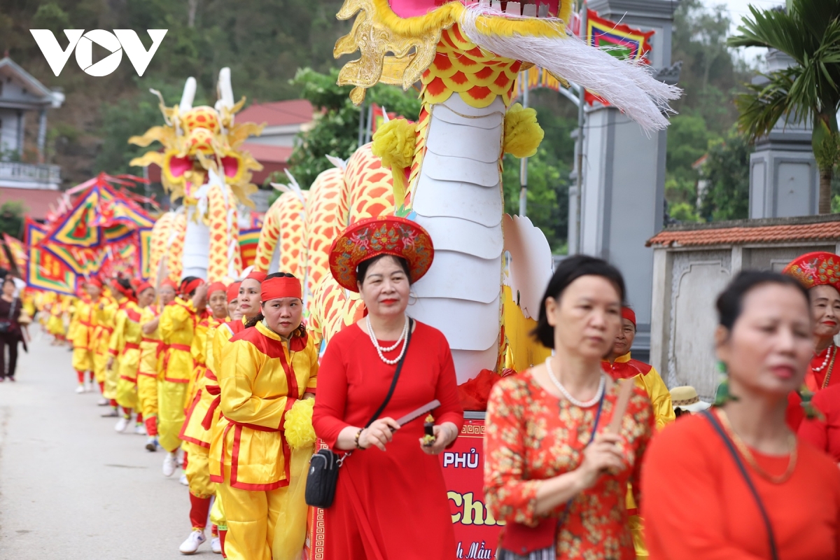 sac mau thang ba o phu day goi tron chan tam trong le ruoc thinh kinh hinh anh 8