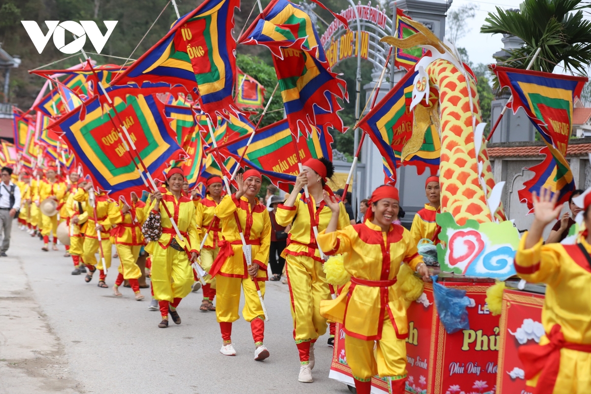 sac mau thang ba o phu day goi tron chan tam trong le ruoc thinh kinh hinh anh 11
