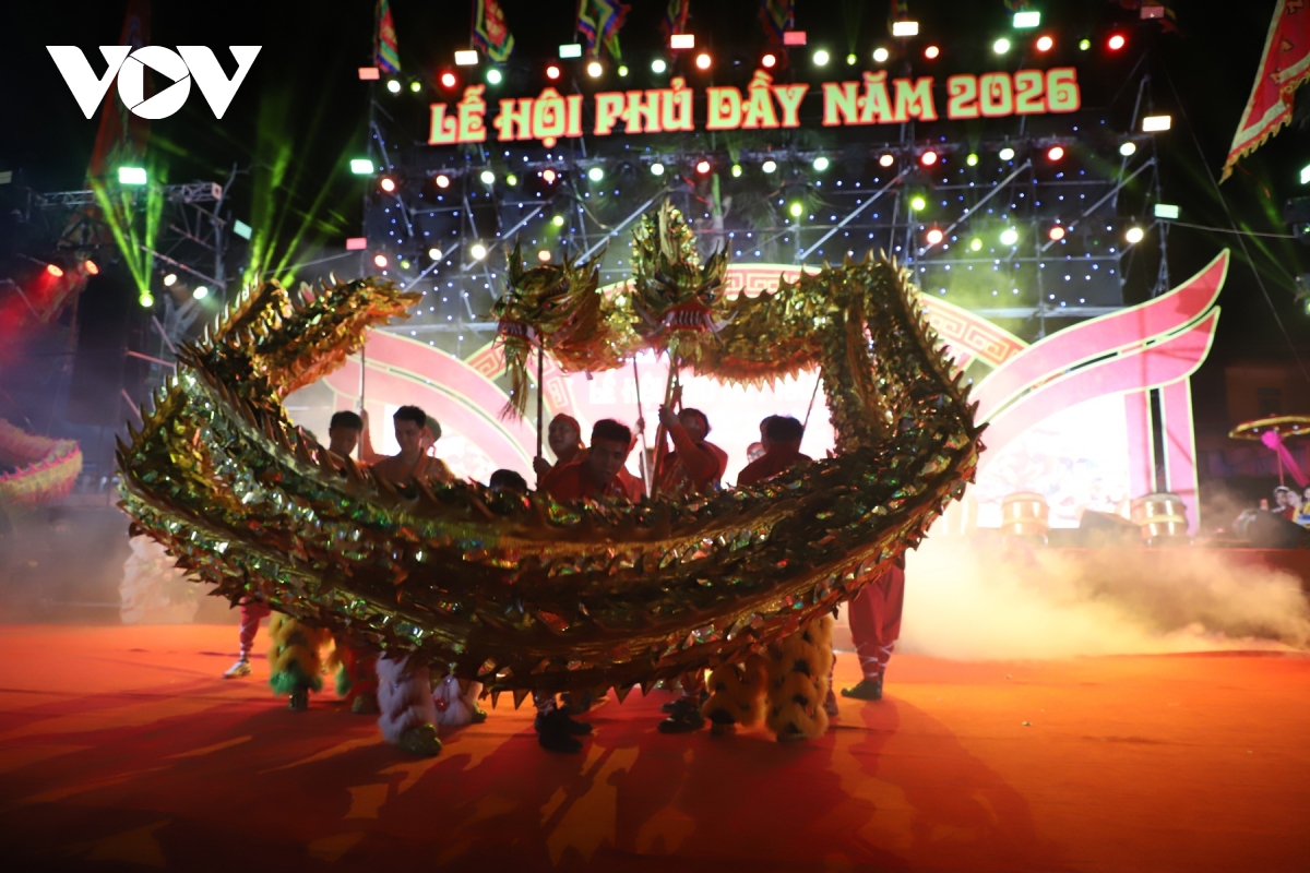 le ruoc duoc phu day ngon lua thieng giua long di san hinh anh 11