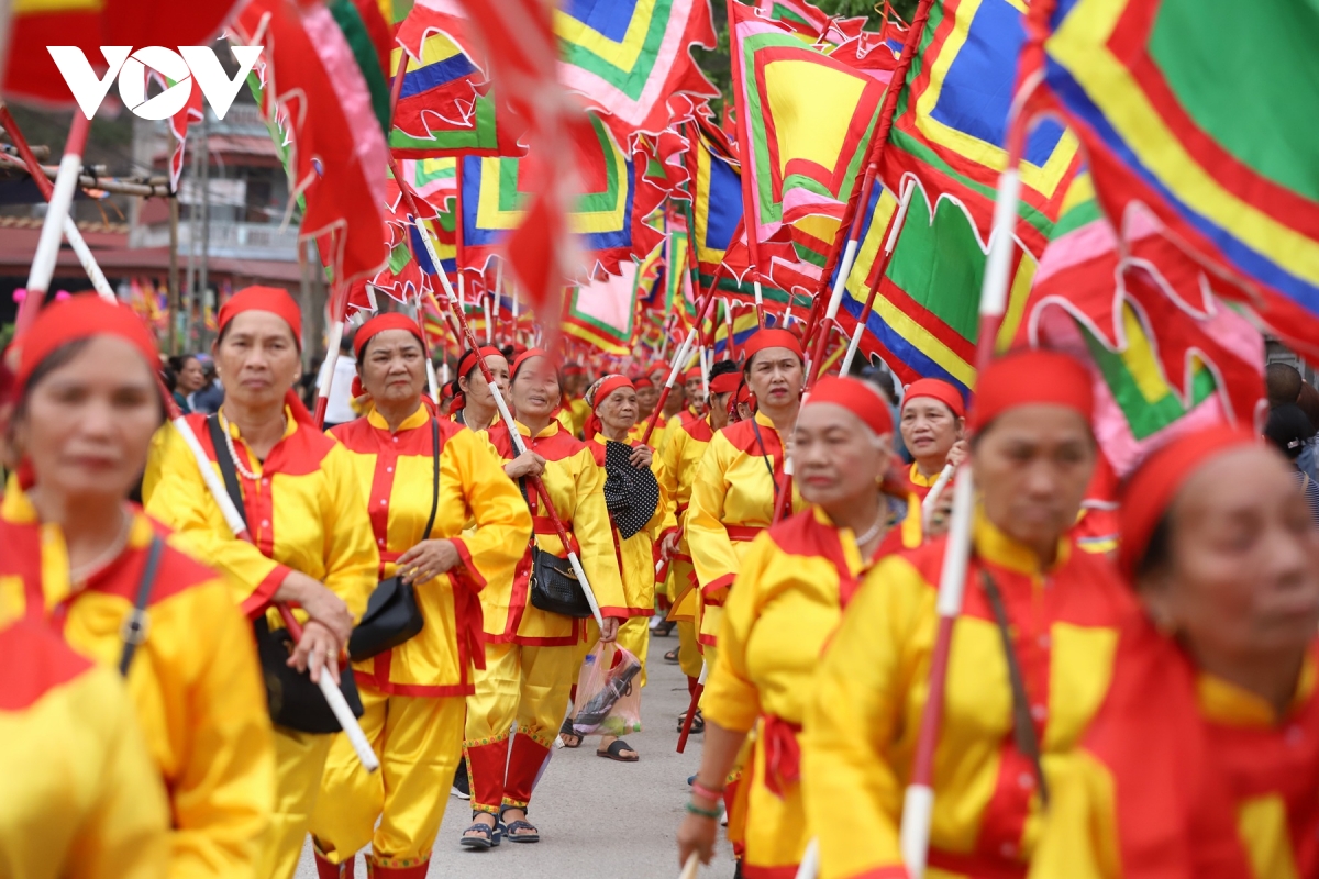 sac mau thang ba o phu day goi tron chan tam trong le ruoc thinh kinh hinh anh 12