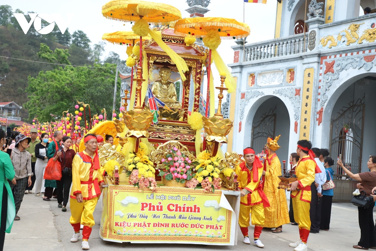 sac mau thang ba o phu day goi tron chan tam trong le ruoc thinh kinh hinh anh 6