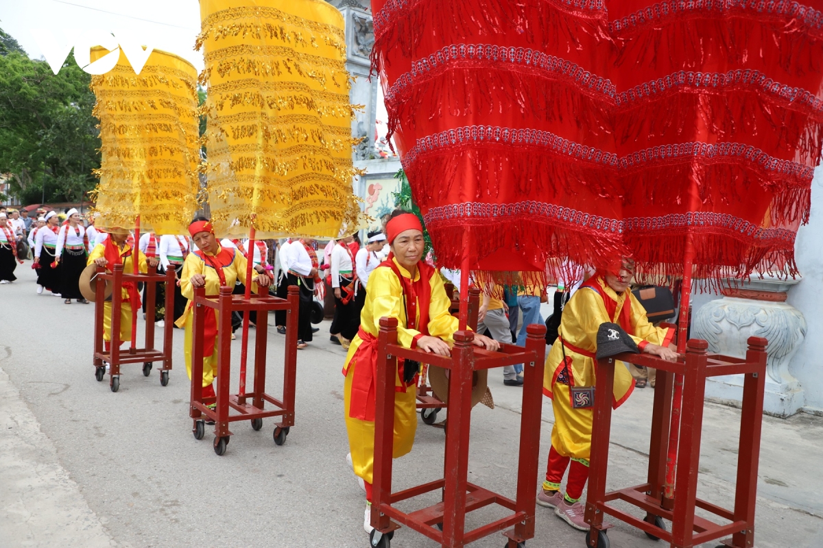 sac mau thang ba o phu day goi tron chan tam trong le ruoc thinh kinh hinh anh 9