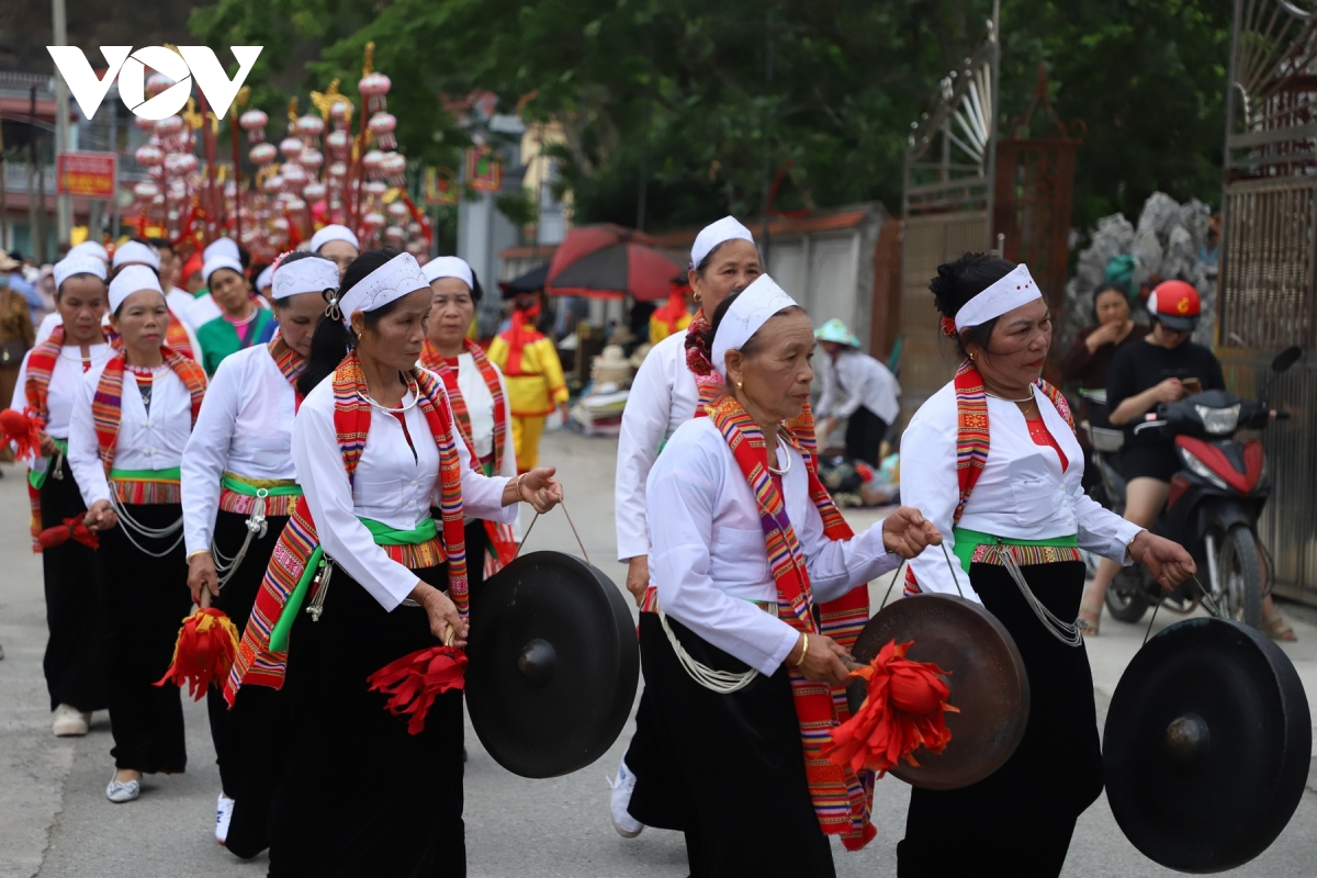sac mau thang ba o phu day goi tron chan tam trong le ruoc thinh kinh hinh anh 14