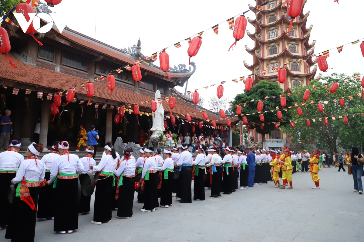 sac mau thang ba o phu day goi tron chan tam trong le ruoc thinh kinh hinh anh 15