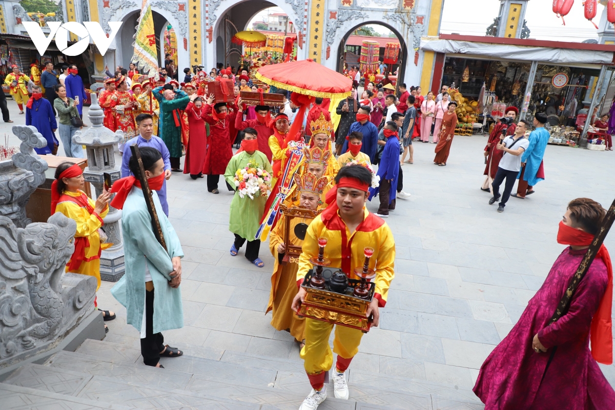 sac mau thang ba o phu day goi tron chan tam trong le ruoc thinh kinh hinh anh 2