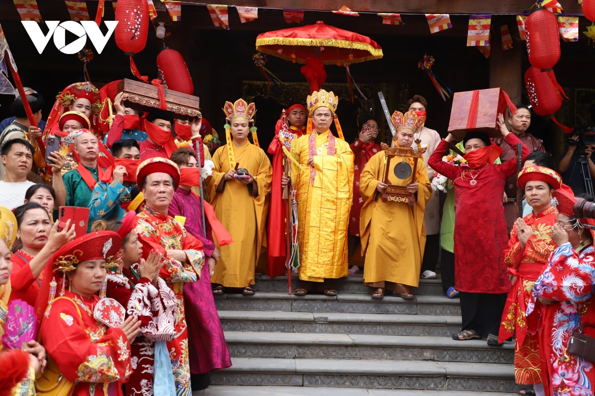 sac mau thang ba o phu day goi tron chan tam trong le ruoc thinh kinh hinh anh 1