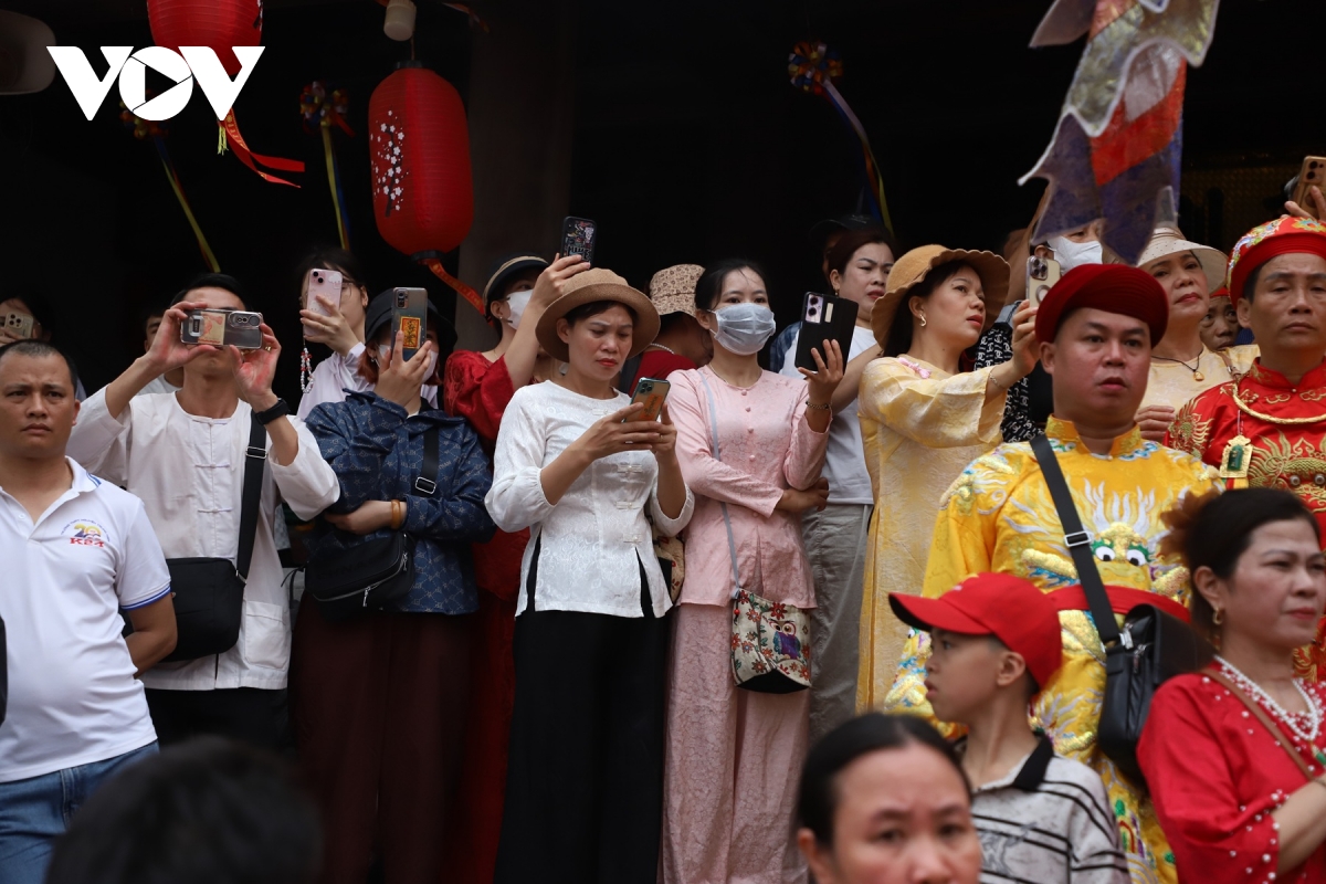 sac mau thang ba o phu day goi tron chan tam trong le ruoc thinh kinh hinh anh 10