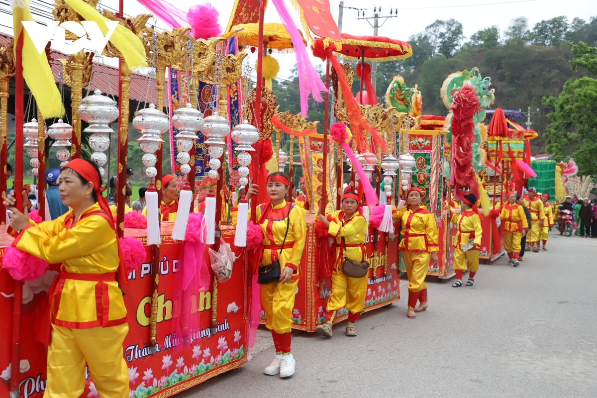 sac mau thang ba o phu day goi tron chan tam trong le ruoc thinh kinh hinh anh 3