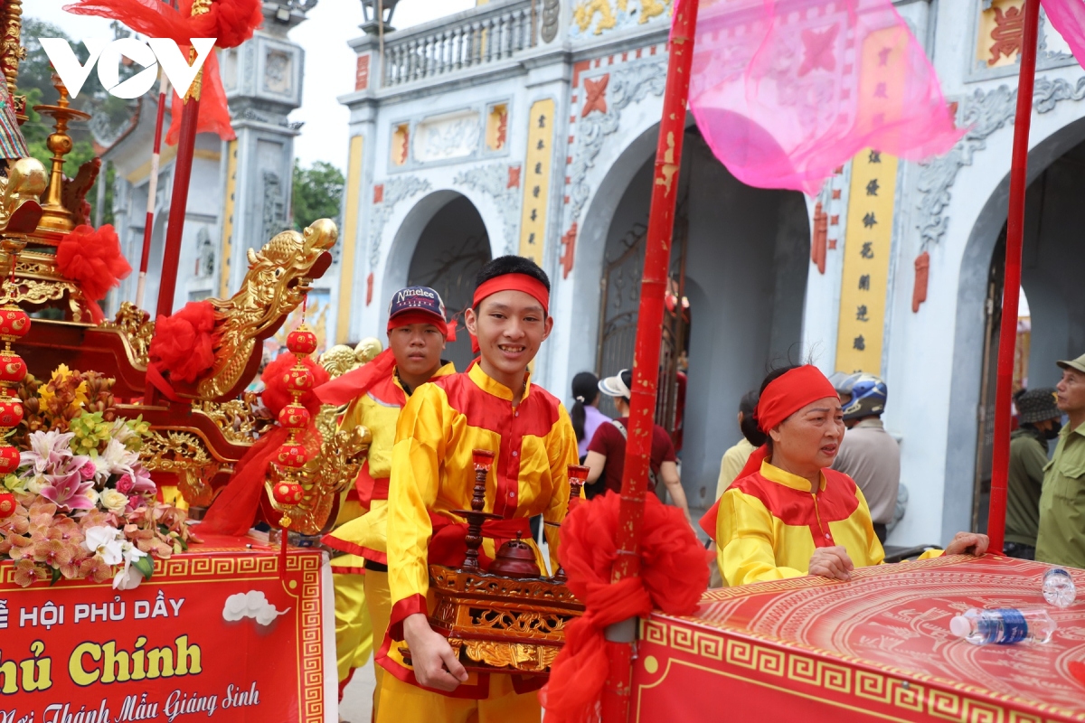 sac mau thang ba o phu day goi tron chan tam trong le ruoc thinh kinh hinh anh 4
