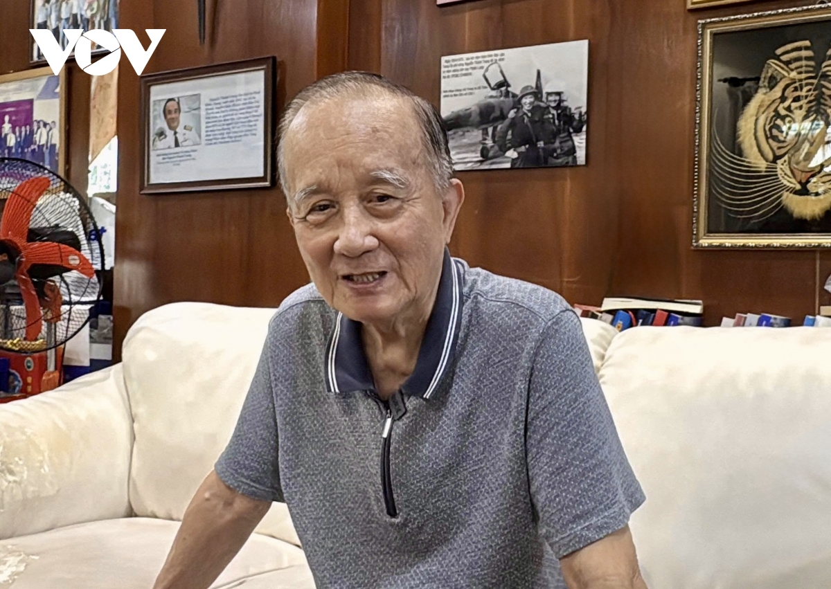 phi cong anh hung nguyen thanh trung va ky uc thanh pho duoi canh bay hinh anh 2