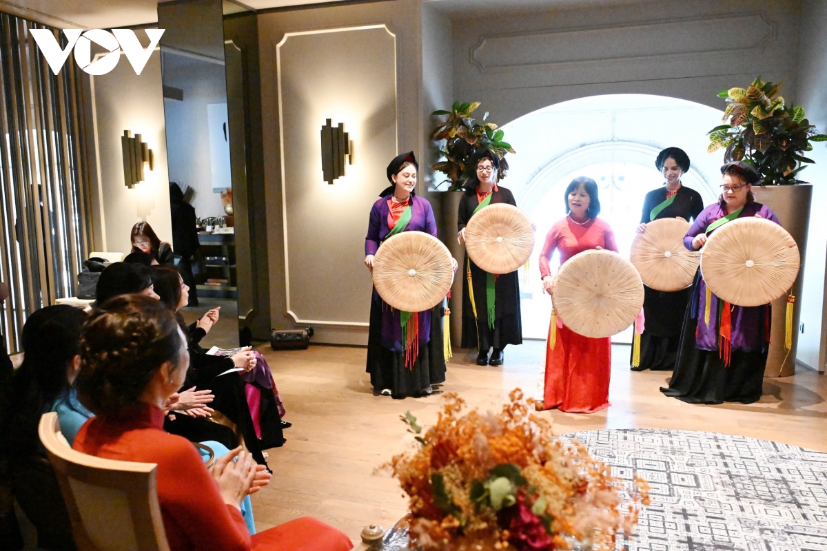 phu nhan chu tich quoc hoi tran thanh man giao luu voi hiep hoi nhip cau van hoa hinh anh 2