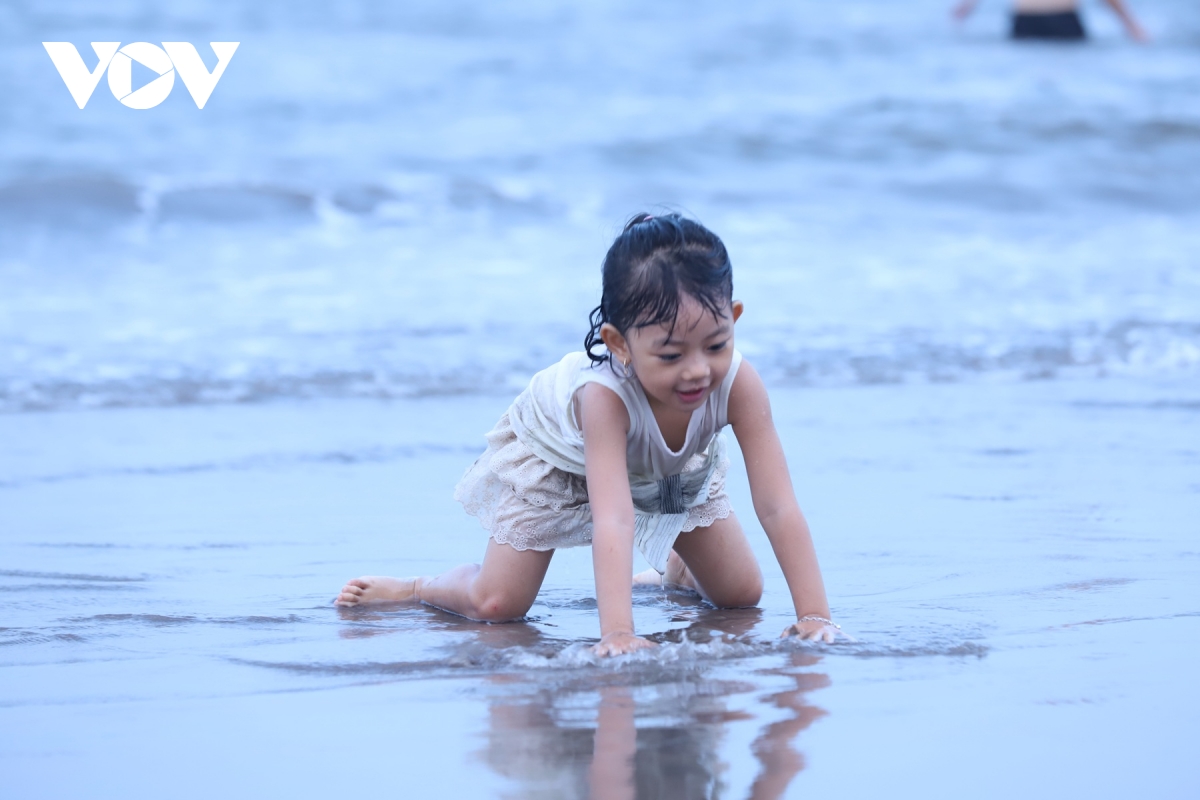 hang van du khach do ve bien thinh long ninh binh ngay khai mac hinh anh 10