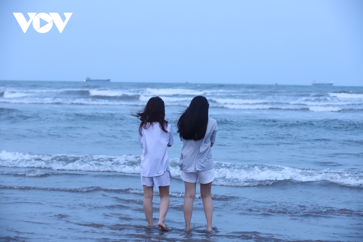 hang van du khach do ve bien thinh long ninh binh ngay khai mac hinh anh 6