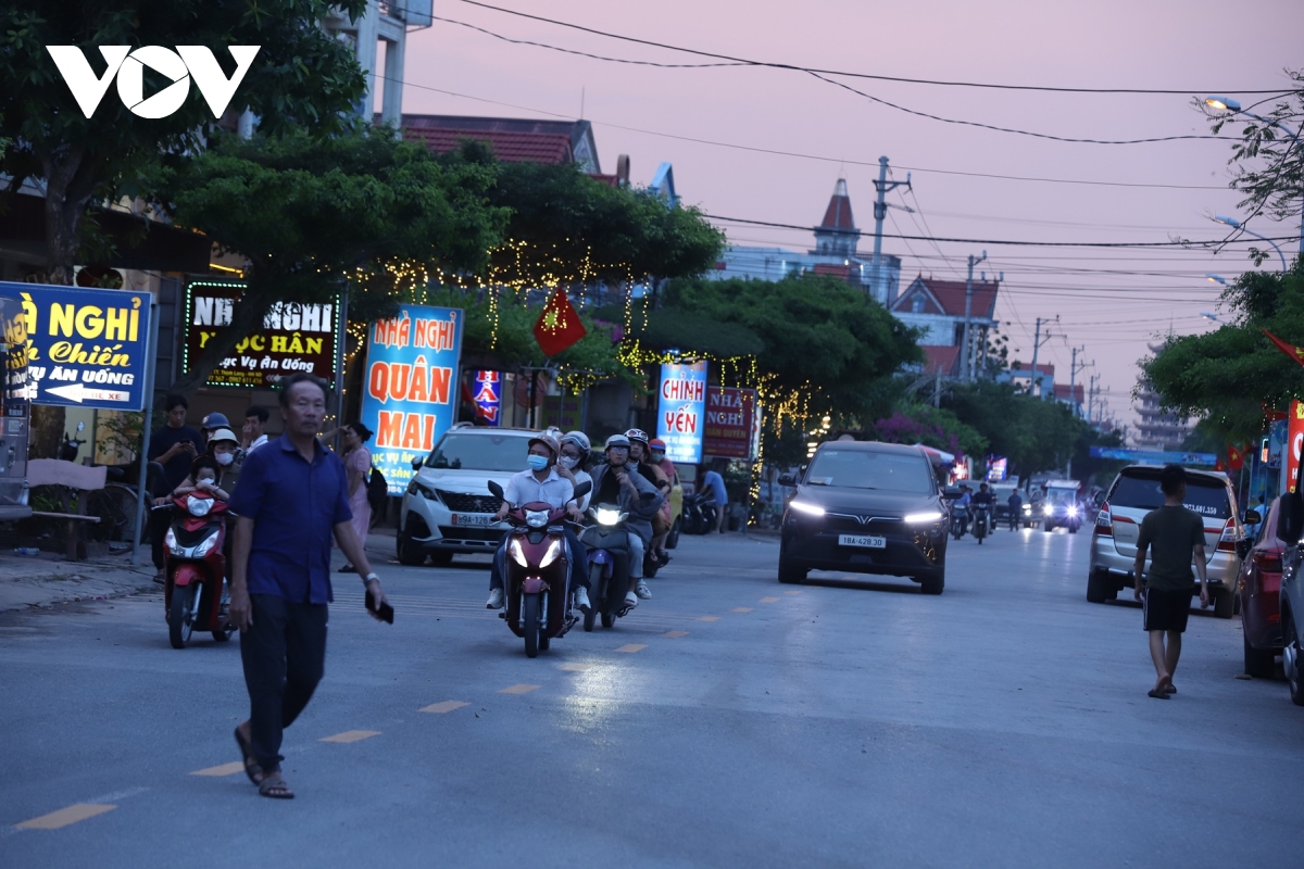 hang van du khach do ve bien thinh long ninh binh ngay khai mac hinh anh 11