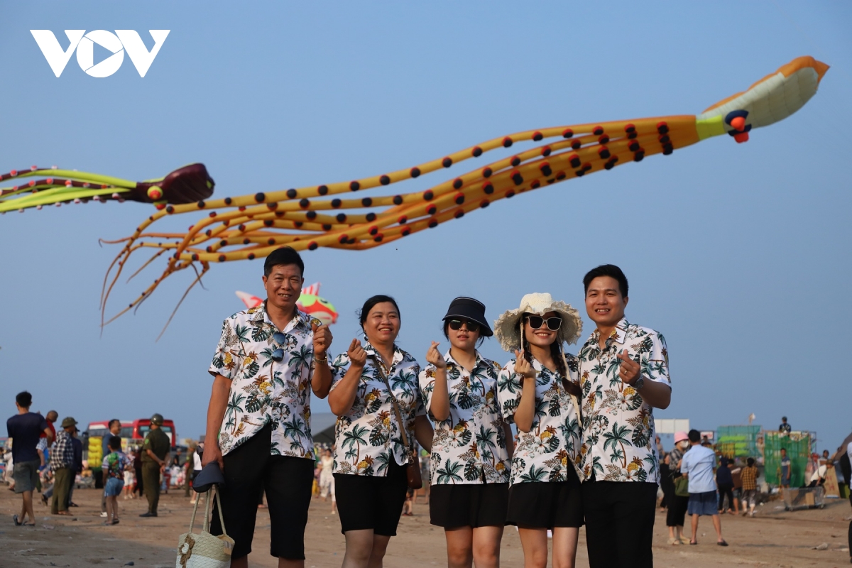 hang van du khach do ve bien thinh long ninh binh ngay khai mac hinh anh 7