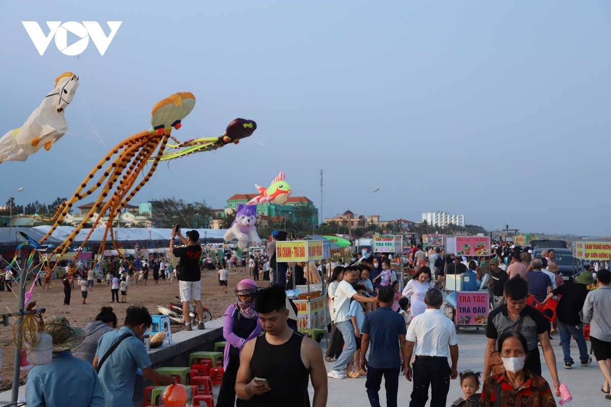 hang van du khach do ve bien thinh long ninh binh ngay khai mac hinh anh 1