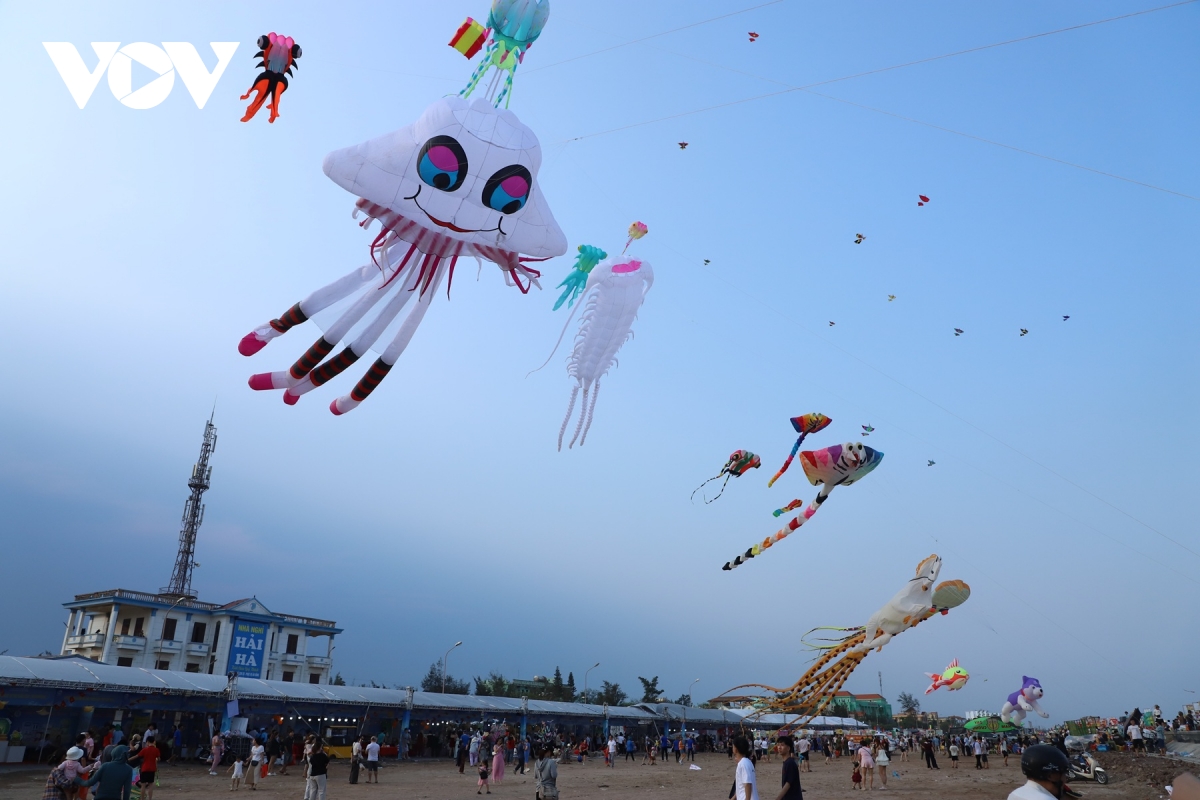 hang van du khach do ve bien thinh long ninh binh ngay khai mac hinh anh 4