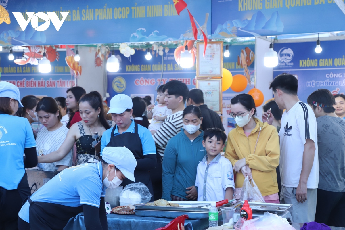 hang van du khach do ve bien thinh long ninh binh ngay khai mac hinh anh 2