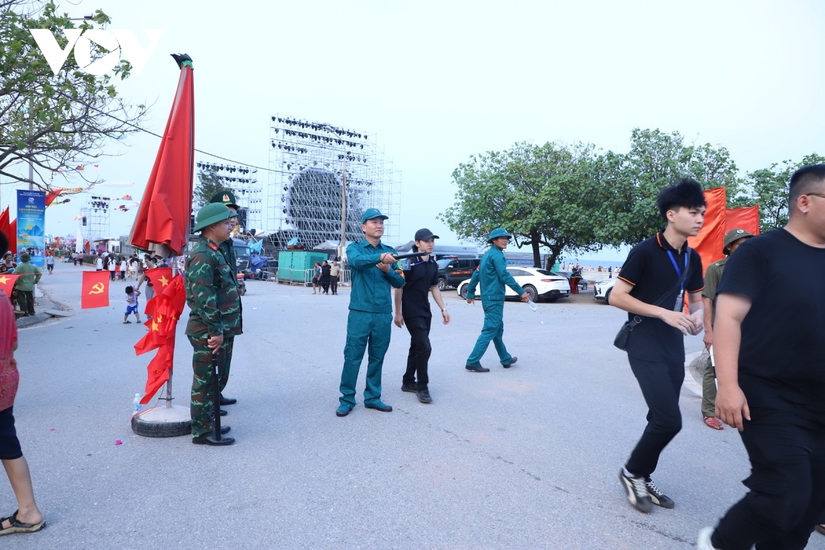 hang van du khach do ve bien thinh long ninh binh ngay khai mac hinh anh 12