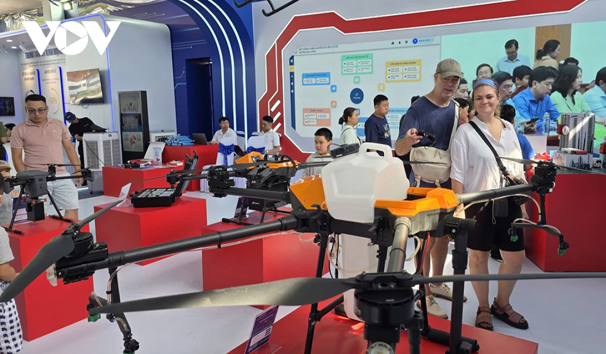 Dong dao nguoi dan den xem trien lam 80 nam an ninh nhan dan - la chan tham lang hinh anh 8