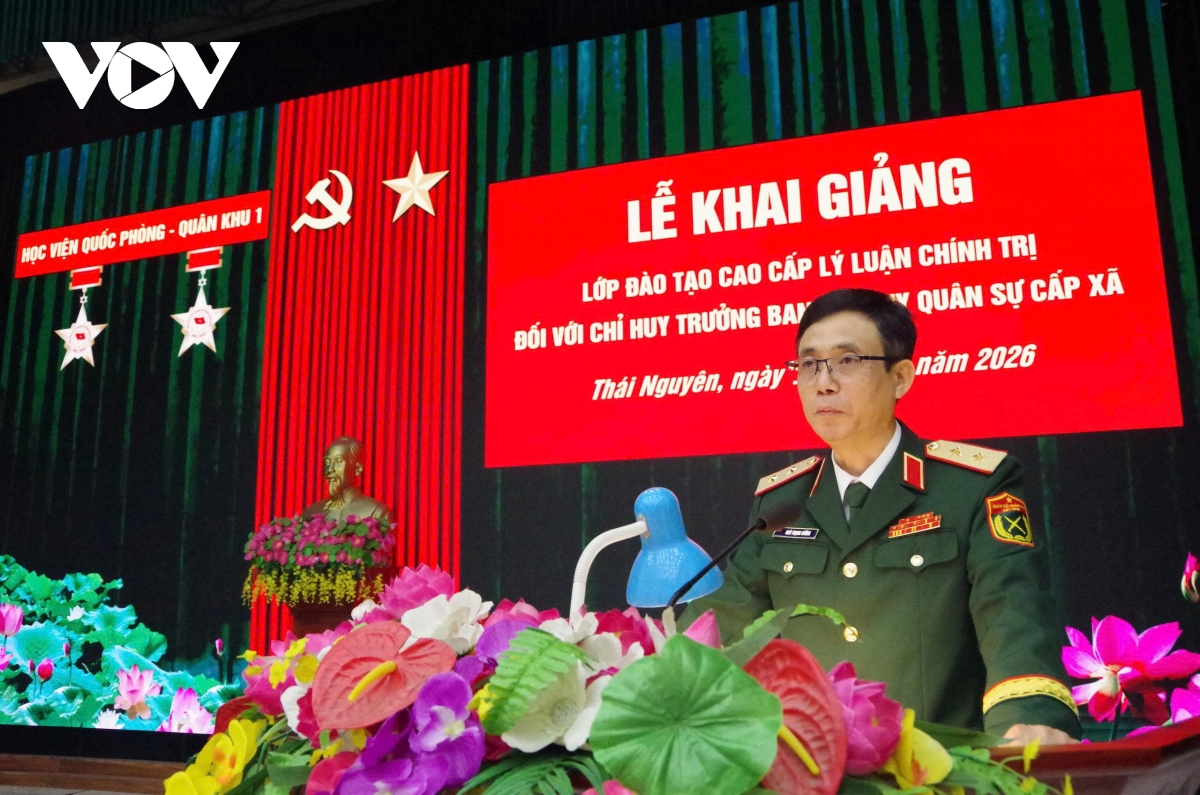 Dao tao cao cap ly luan chinh tri cho chi huy truong quan su cap xa hinh anh 2