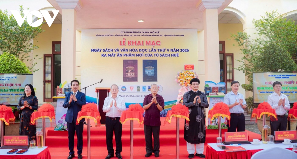 khai mac ngay sach va van hoa doc viet nam tai hue hinh anh 1