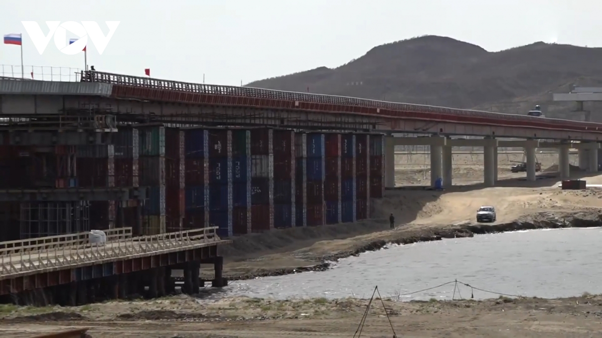 khanh thanh cau duong bo dau tien noi nga va trieu tien hinh anh 2