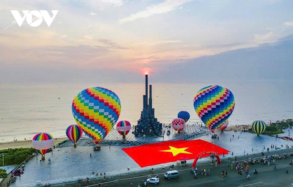 ruc ro sac mau ngay hoi khinh khi cau tai thap nghinh phong, Dak lak hinh anh 3