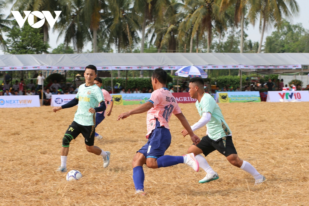 nhung cau thu nong dan tren san ruong ngay tet chol chnam thmay hinh anh 1