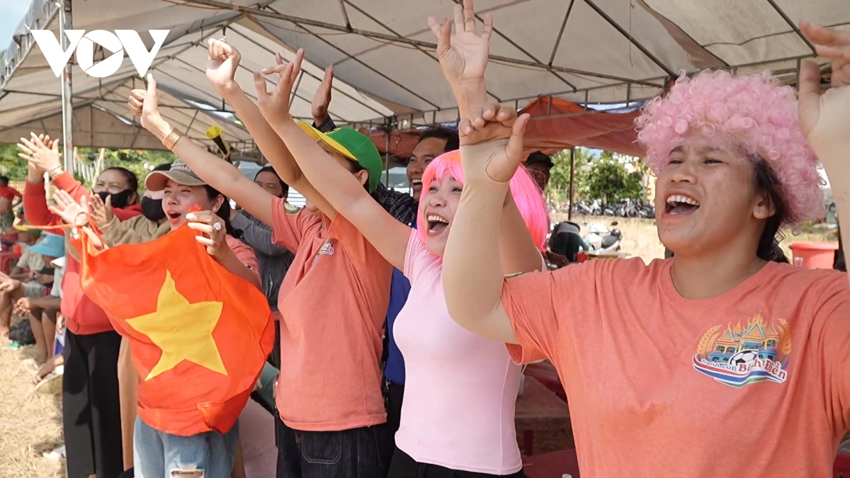 nhung cau thu nong dan tren san ruong ngay tet chol chnam thmay hinh anh 2