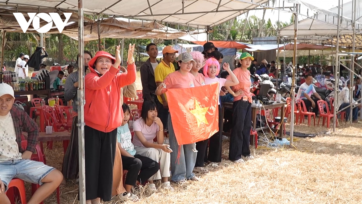 nhung cau thu nong dan tren san ruong ngay tet chol chnam thmay hinh anh 3