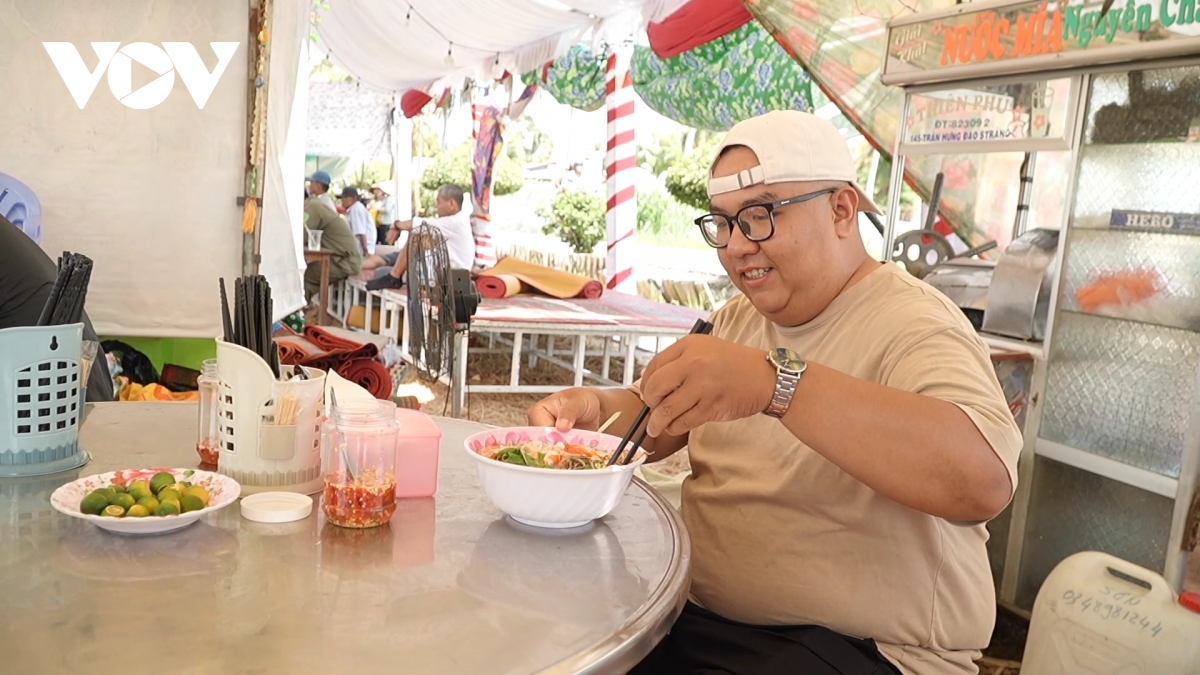 nhung cau thu nong dan tren san ruong ngay tet chol chnam thmay hinh anh 4