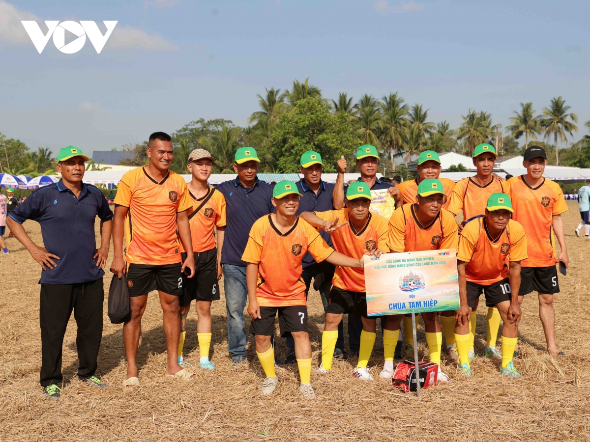nhung cau thu nong dan tren san ruong ngay tet chol chnam thmay hinh anh 5
