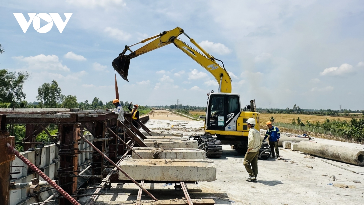 xuyen le tren cong truong cao toc mien tay hinh anh 6