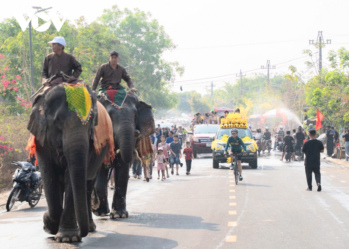 vui tet lao ben dong serepok, Dak lak hinh anh 2