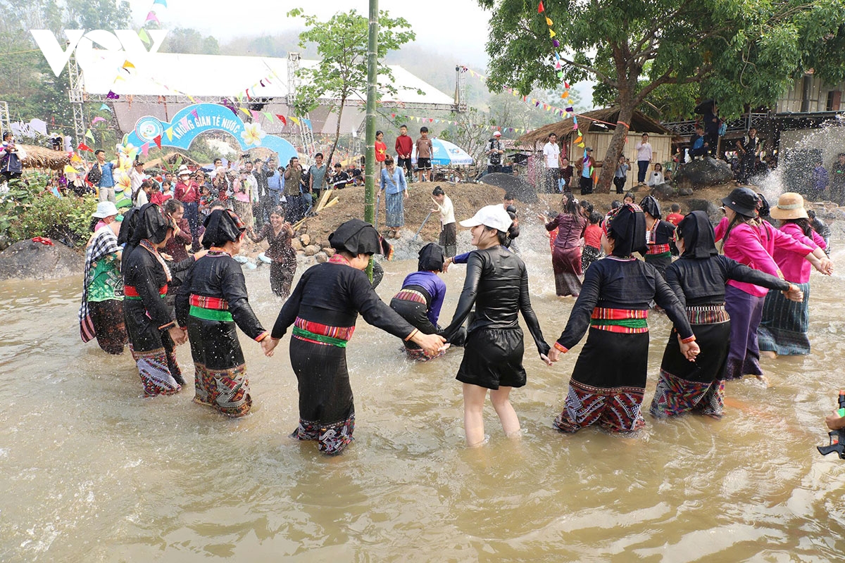ron rang tet te nuoc bun huot nam cua nguoi lao o tinh Dien bien hinh anh 11