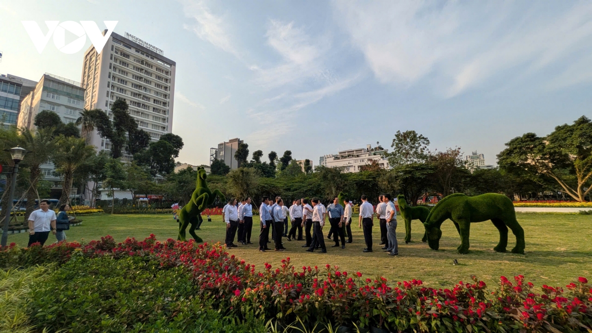 tp.hcm tiep tuc giu 11 cong vien tam tren dat vang chua trien khai hinh anh 1