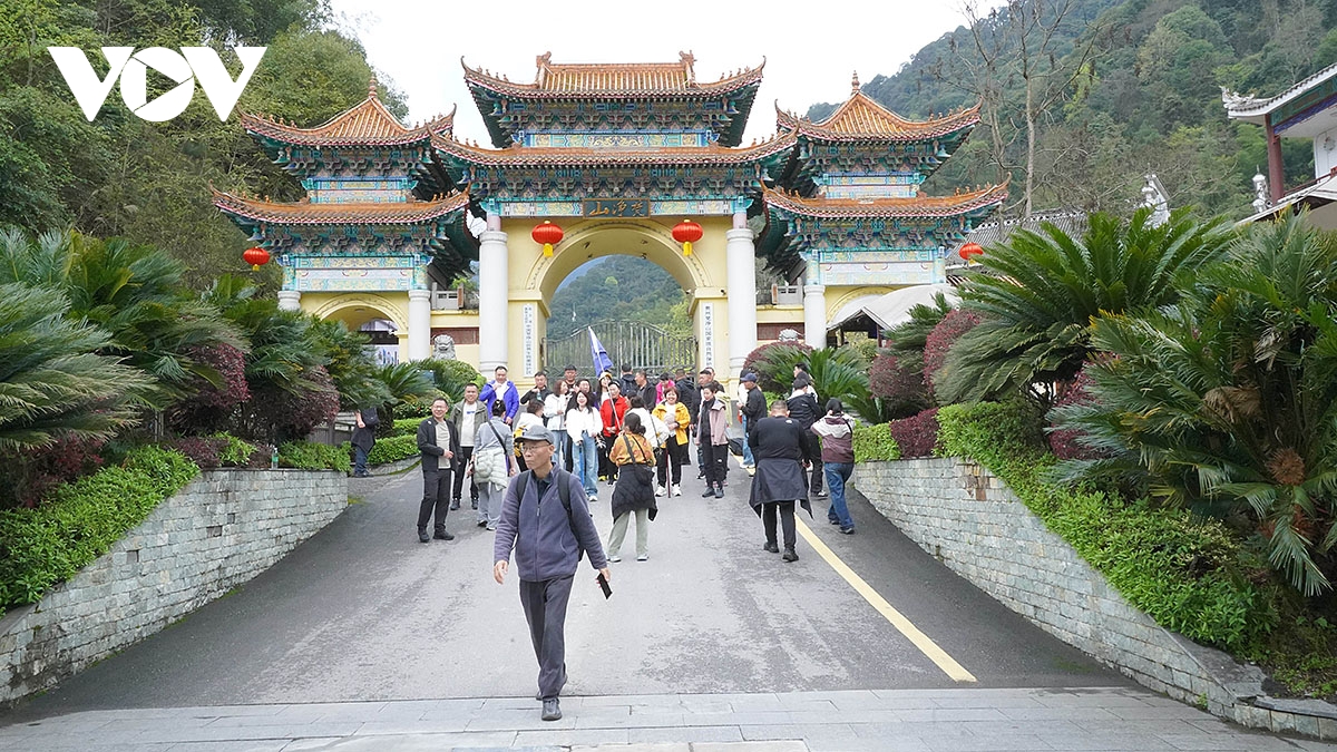 nui pham tinh mot trong ngu dai danh son phat giao o trung quoc hinh anh 1