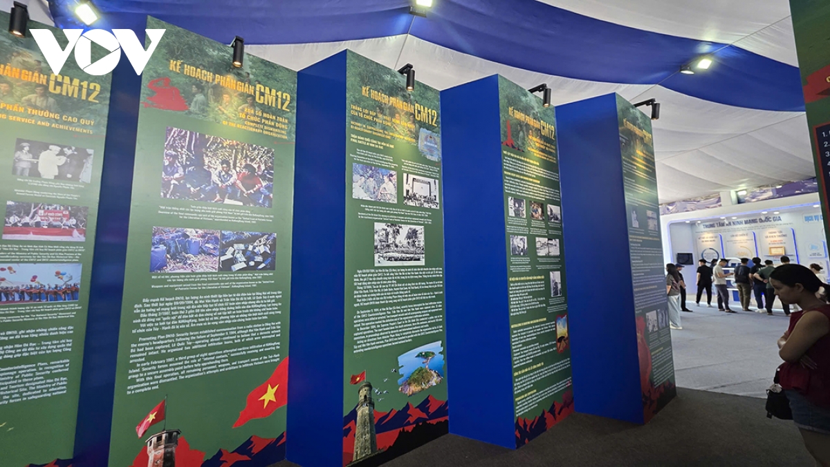 Dong dao nguoi dan den xem trien lam 80 nam an ninh nhan dan - la chan tham lang hinh anh 7