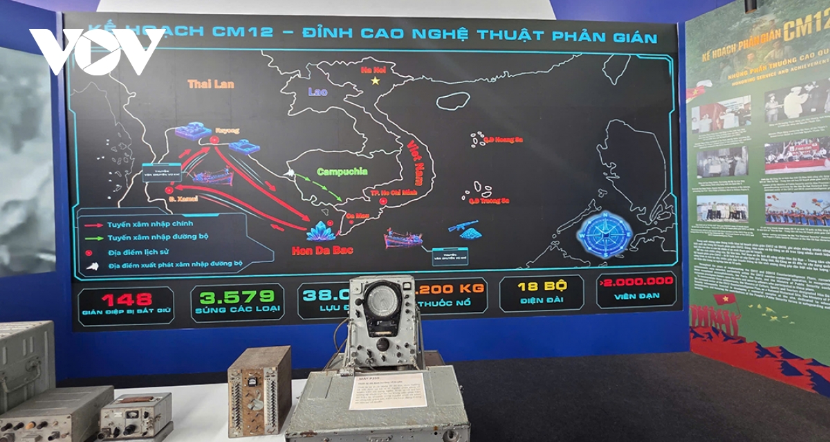 Dong dao nguoi dan den xem trien lam 80 nam an ninh nhan dan - la chan tham lang hinh anh 6