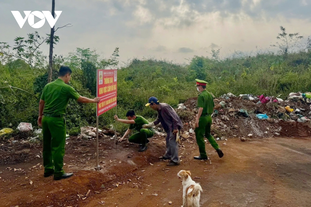 dung o to cho rac di do trom, nam thanh nien bi phat 1,5 trieu, buoc don sach rac hinh anh 1