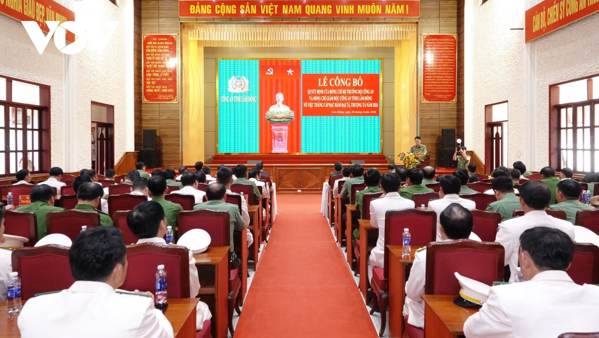 thang cap bac ham gan 100 can bo, si quan cong an tai lam Dong hinh anh 2