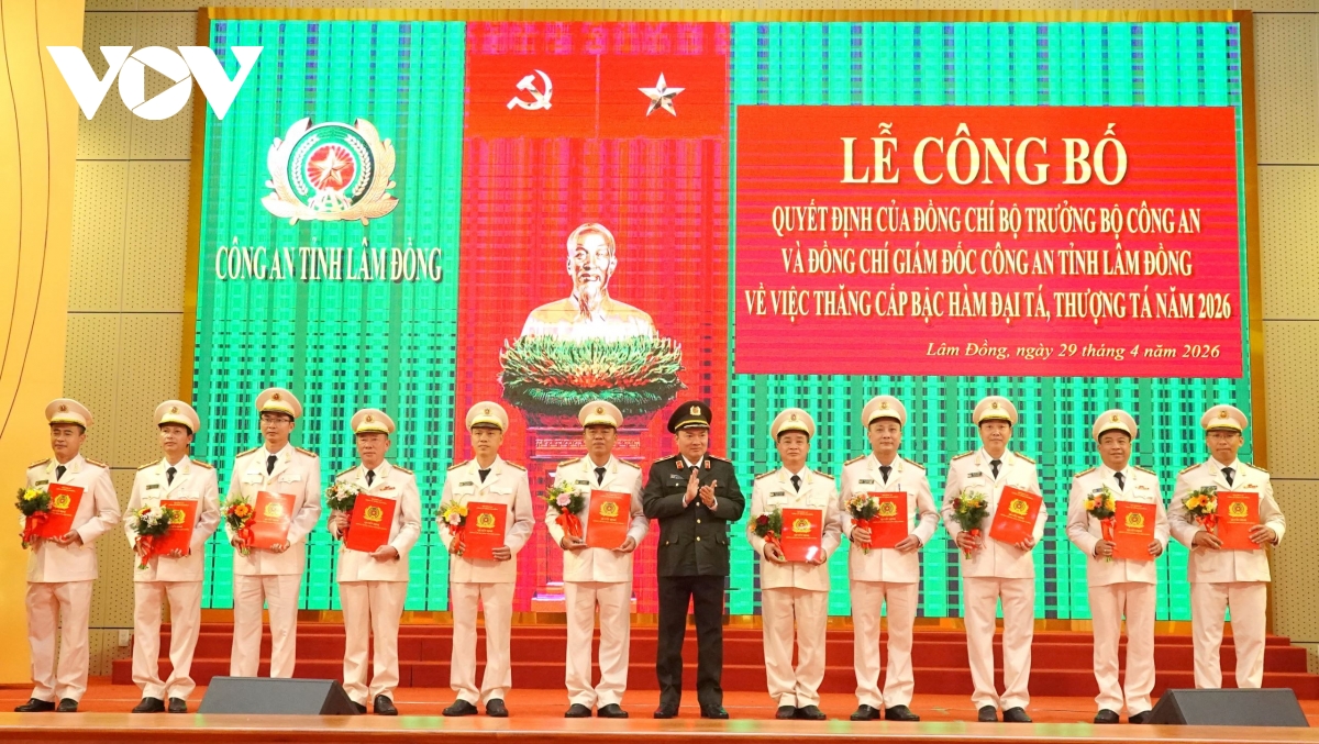 thang cap bac ham gan 100 can bo, si quan cong an tai lam Dong hinh anh 3