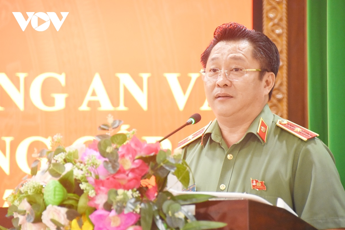 140 si quan cong an Dong thap duoc thang cap quan ham hinh anh 3